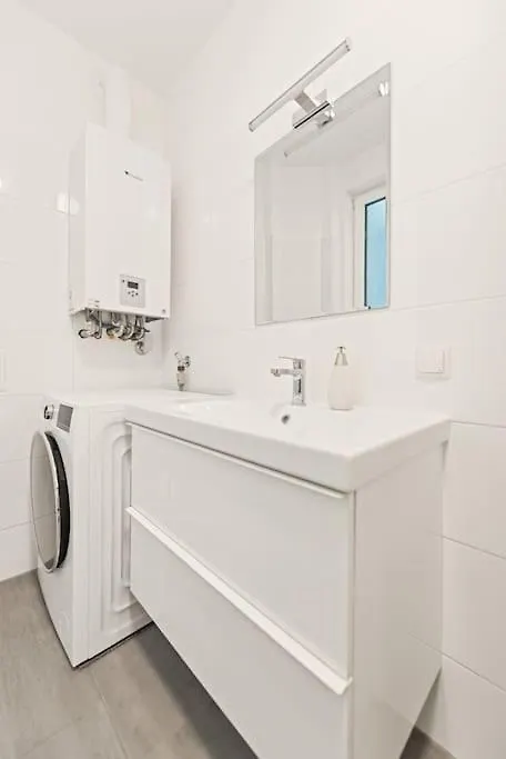 Cozy Apartment In Quiet Location, Fast Train Station 100M Away, Contactless Check-In Vienna Austria