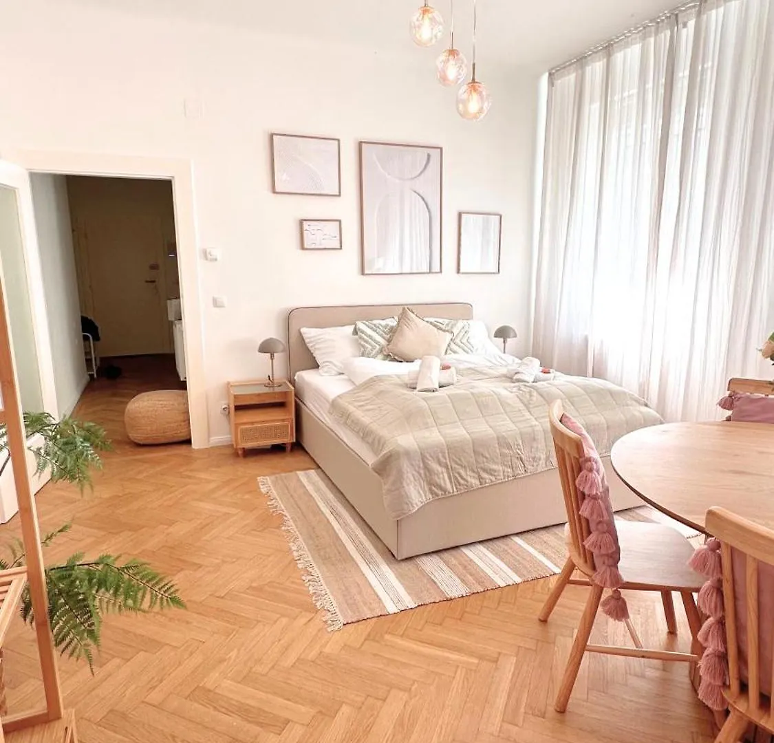 Cozy Apartment In Quiet Location, Fast Train Station 100M Away, Contactless Check-In Vienna 0*,  Austria