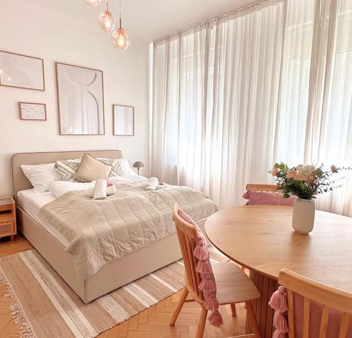 Cozy Apartment In Quiet Location, Fast Train Station 100M Away, Contactless Check-In Vídeň